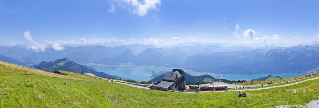 Panoramablick vom Schafberg auf den Wolfgangsee und die historische Zahnraddampflok