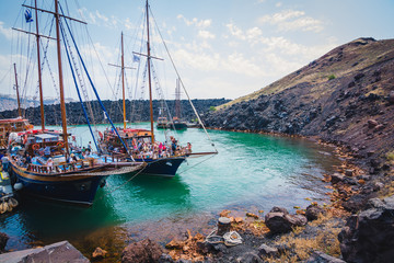 Barcos estacionados en el puerto del volcano de Santorini, Grecia