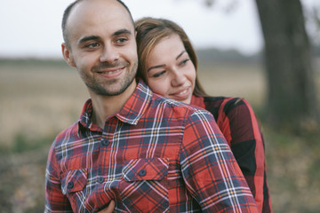 Fototapeta premium couple in a field
