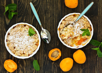 crumble with apricot and cinnamon.