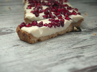 gâteau sur un fond croustillant, à la crème de mascarpone, aux fruits rouges