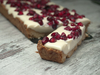 gâteau sur un fond croustillant, à la crème de mascarpone, aux fruits rouges