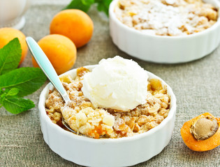 crumble with apricot and cinnamon.
