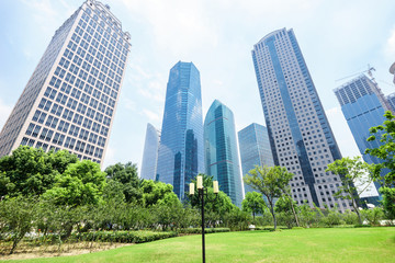 Obraz premium road of a modern city with skyscrapers as background