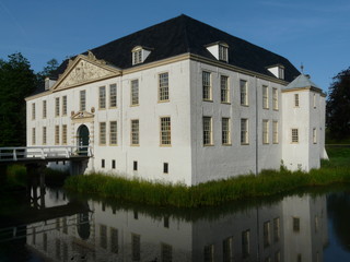 Fototapeta na wymiar Wasserschloss in Dornum / Ostfriesland