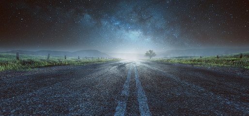 Landstraße bei Nacht