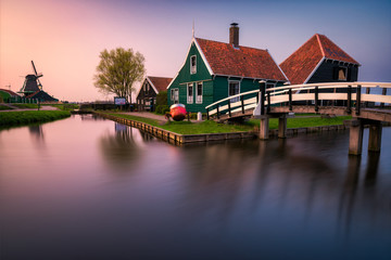 Obraz premium Sunset over historic houses and windmills of Zaanse Schans in the Netherlands