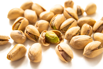 Pistacchi su fondo bianco