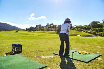 Women golf beginner golf course arabella and mountains south-africa