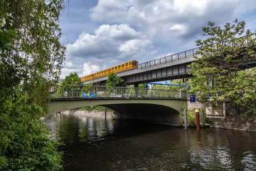 Naklejka premium Straßenbahn in Berlin am Landwehrkanal