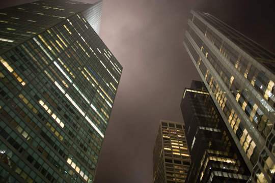 New York, di sera grattacieli visti dal basso