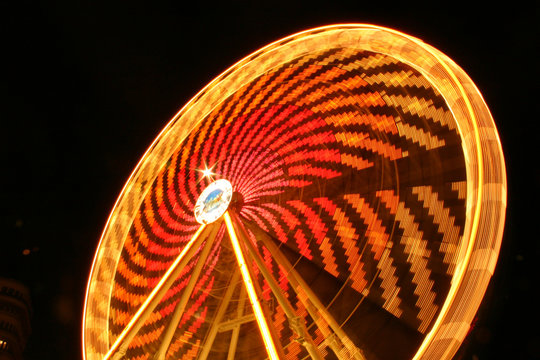 grande roue &agrave; une f&ecirc;te foraine
