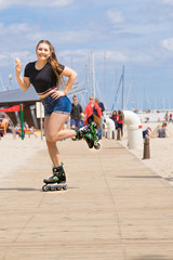 Obraz premium Roller skate woman eating ice cream