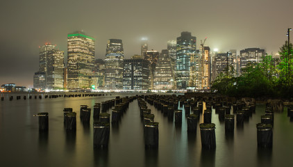 Naklejka premium New York, skyline Manhattan di sera
