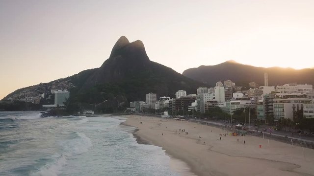 Imagem a&eacute;rea da praia do Leblon no p&ocirc;r-do-sol
