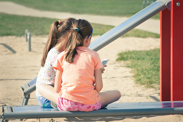 Dwie dziewczynki na placu zabaw - obrazy, fototapety, plakaty