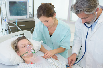 patient on breathing mask