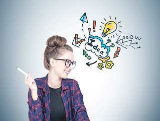 Cheerful young hipster woman, bright idea