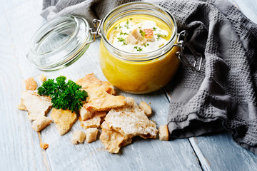 kartoffelsuppe im glas mit crossem brot
