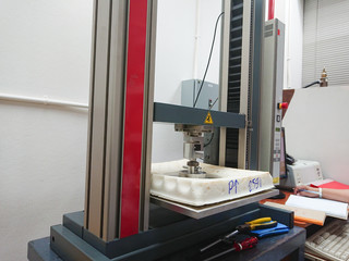 tensile strength tester machine on laboratory - obrazy, fototapety, plakaty