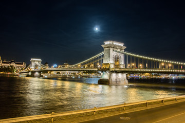 Fototapeta premium Kettenbrücke in Budapest bei Nacht