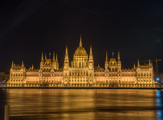 Fototapeta na wymiar Ungarisches Parlamentsgebäude bei Nacht