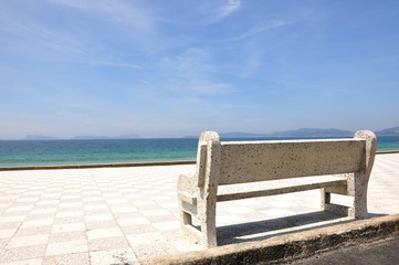 Banco con vistas a mar  y a las Islas Cíes con cielo azul con nubes