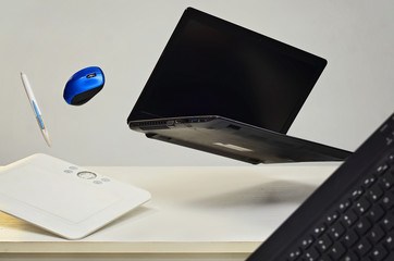Fototapeta Latający komputer i myszka nad stołem obraz