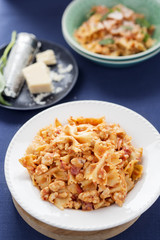 Farfalle pasta with chicken in tomato sauce 