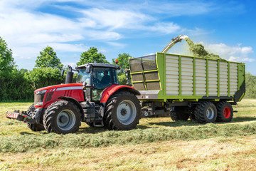 Traktor mit Ladewagen bei der Heuernte | 8941