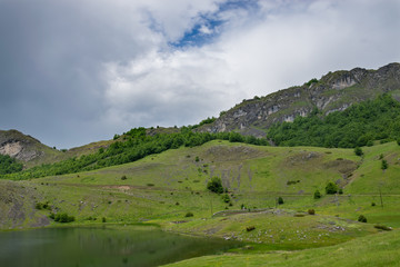 Fototapeta na wymiar Rain clouds are approaching the mountain lake.