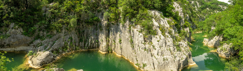 panorama des gorges d'une rivière verte sinueuse dans le sud de la France