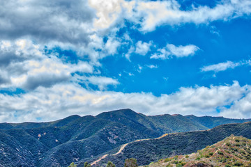 Obraz premium Hiking trail in Southern California on spring cloudy morning with blue sky