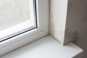 Poor installation of plastic windows, condensation and streaks on the slopes