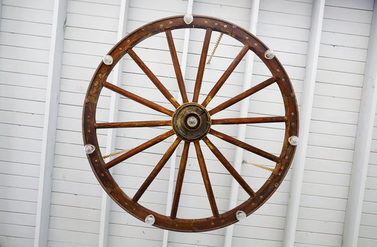 Wagon wheel light fixture
