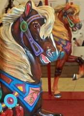 Fototapeta na wymiar Bunte Karussell Pferde aus Holz