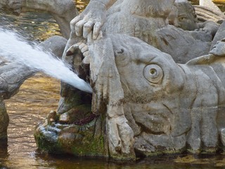 Details der Skulpturen vom Tritonenbrunnen an der Koenigsallee in Duesseldorf