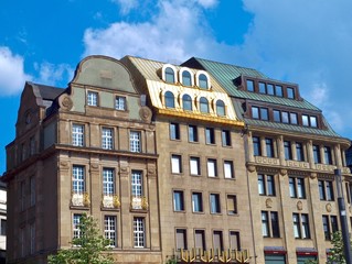Fototapeta na wymiar Haus mit goldenem Dach in Duesseldorf