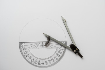 Circle with painted line and protractor - obrazy, fototapety, plakaty