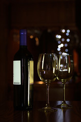 Botella de vino y copas