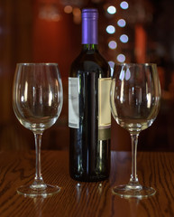 Botella de vino tinto y par de copas