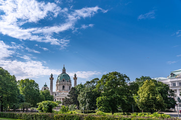 Wien Karlskirche mit Bäumen