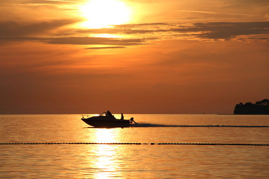 Boot im Sonnenuntergang