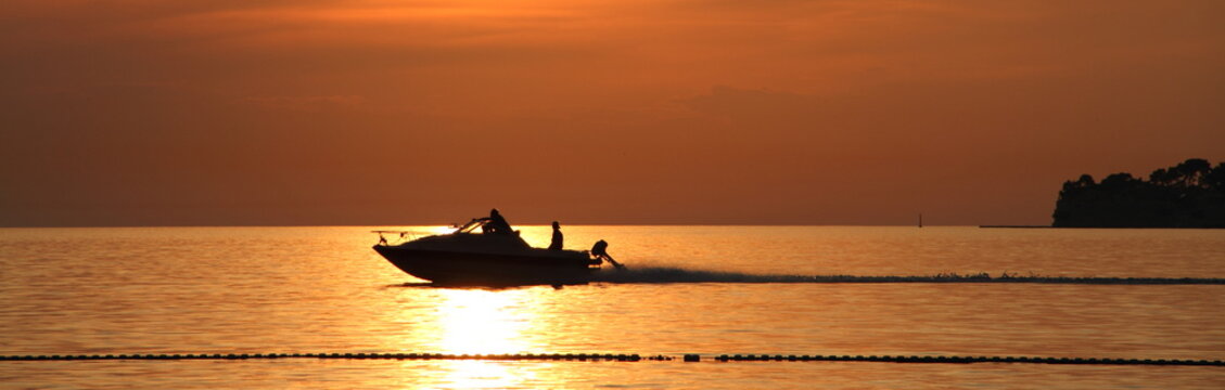 Boot im Sonnenuntergang Panorama