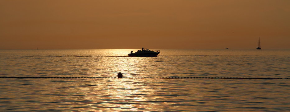 Sonnenuntergang mit einem Boot Panorama