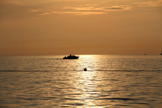 Sonnenuntergang mit einem Boot