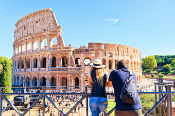 Young couple at Colosseum in Rome - obrazy, fototapety, plakaty