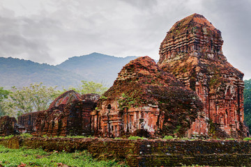 Fototapeta na wymiar Ruins of Old hindu temples in My Son Vietnam