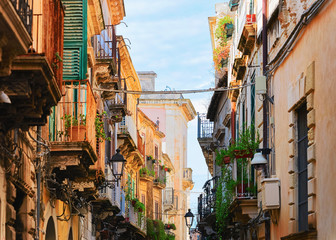 Fototapeta na wymiar Narrow ancient street in Siracusa Sicily