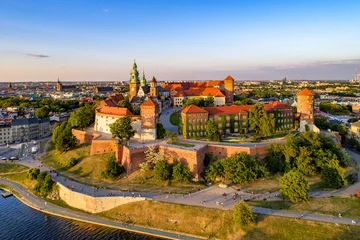 Keuken foto achterwand Kasteel Polen. De skyline van Krakau met Wawel-heuvel, kathedraal, Koninklijk Wawel-kasteel, verdedigingsmuren, Vistula-rivieroever, park, promenade, wandelende mensen. Oude stad op de achtergrond